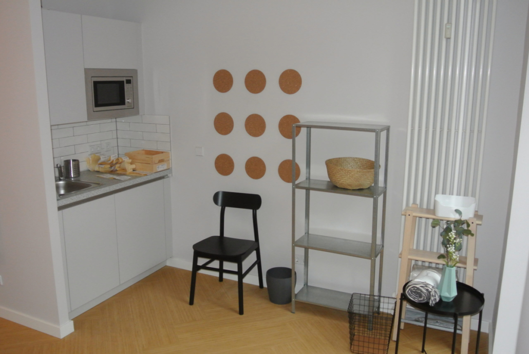 kleine sanierte Küchenzeile - Bild nach der Sanierung - C2 GmbH Sanierung in Berlin