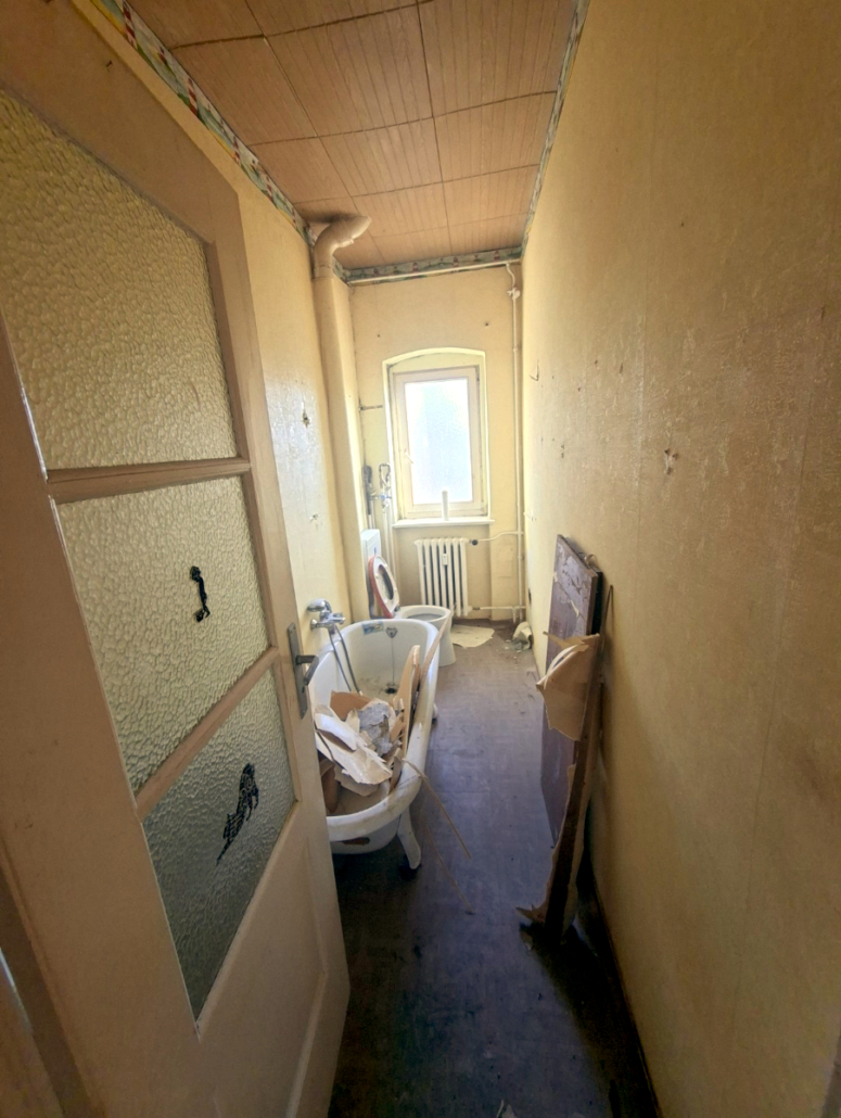 Sanierung eines Badezimmers - Bild Zustand vorher - C2GmbH Sanierung aus einer Hand